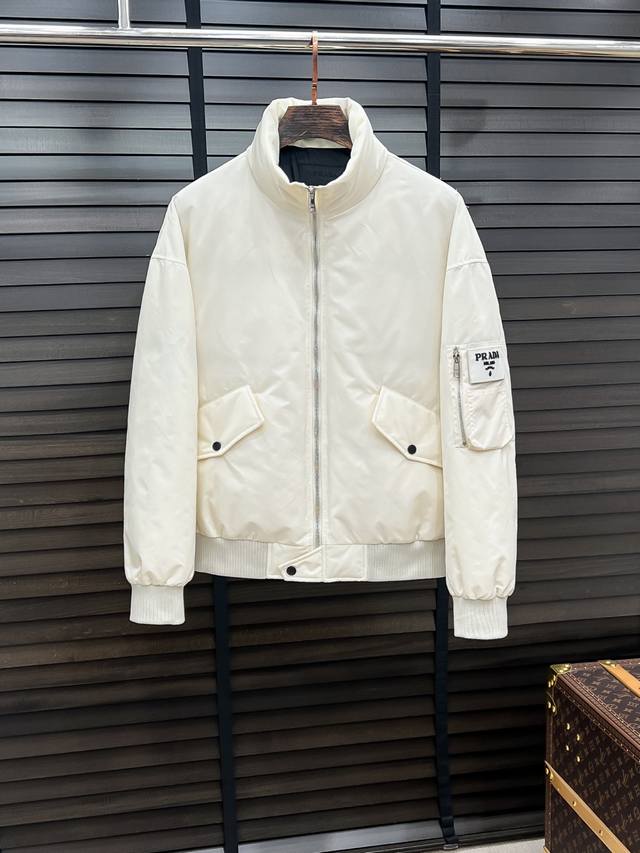 羽C-53 Prada-普拉达 25秋冬时尚立领夹克羽绒 内冲100G-90白鸭绒，轻薄有型，上身不臃肿，颇具意大利典型风格的时装，贸易公司渠道臻品 在面料选取