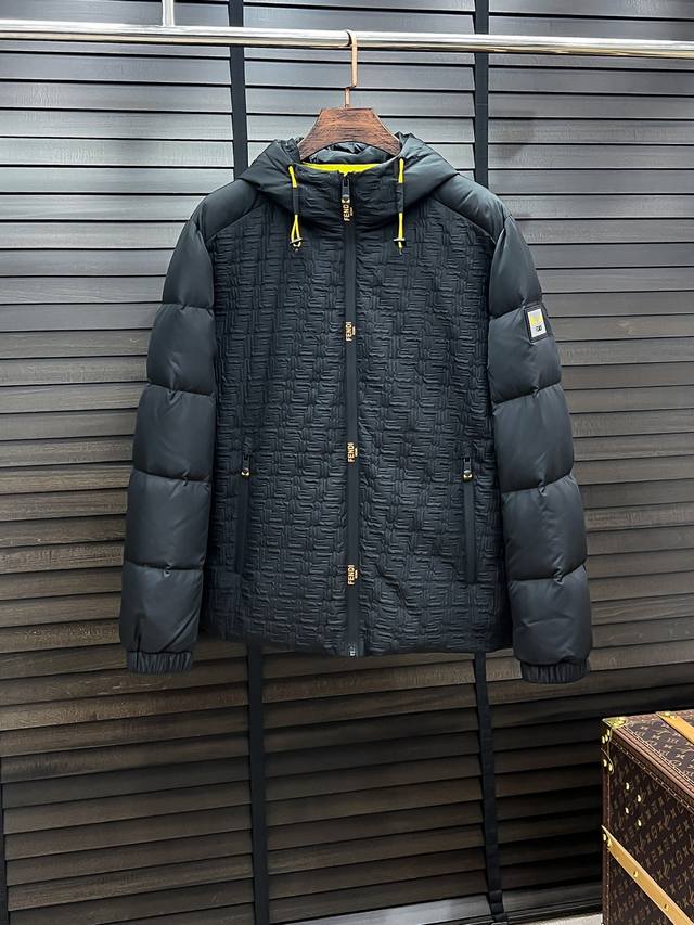 羽C-56 Fendi-芬迪 25秋冬男士时尚连帽羽绒服 轻奢时尚休闲风格，轻盈保暖柔软！低调系列时尚百搭，就是有型！香港贸易订单款，超级种草的神仙单品！作为大