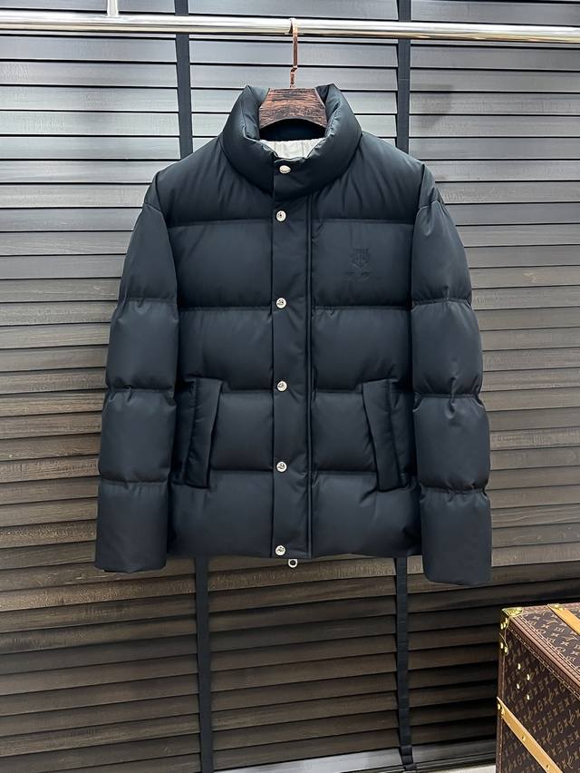 羽C-60 Loro Piana-诺悠翩雅 25秋冬男士时尚老钱风立领羽绒服 轻奢老钱风时尚休闲风格，轻盈保暖柔软！低调系列时尚百搭，就是有型！香港贸易订单款，