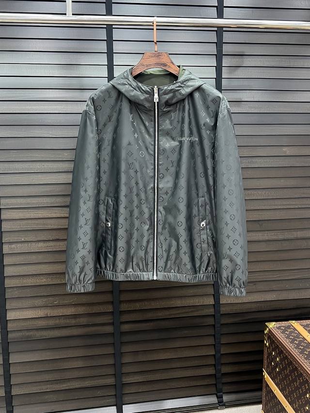 C42- Lv 驴家 新款 双面 夹克外套 官网同步，原版订制聚酯纤维面料，衣襟拉链设计透气性更强，经典提花面料Logo 非常有高级感 给人一种高贵斯文感 重工