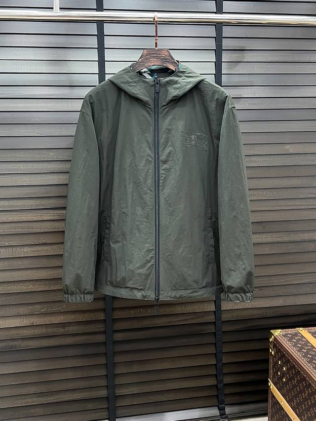 C44- Burberry 巴宝莉 新款双面穿夹克 官网同步，原版订制聚酯纤维面料，面净版设计，背面设计经典格子双面穿，戴帽设计更防风保暖，衣襟拉链设计保暖性更