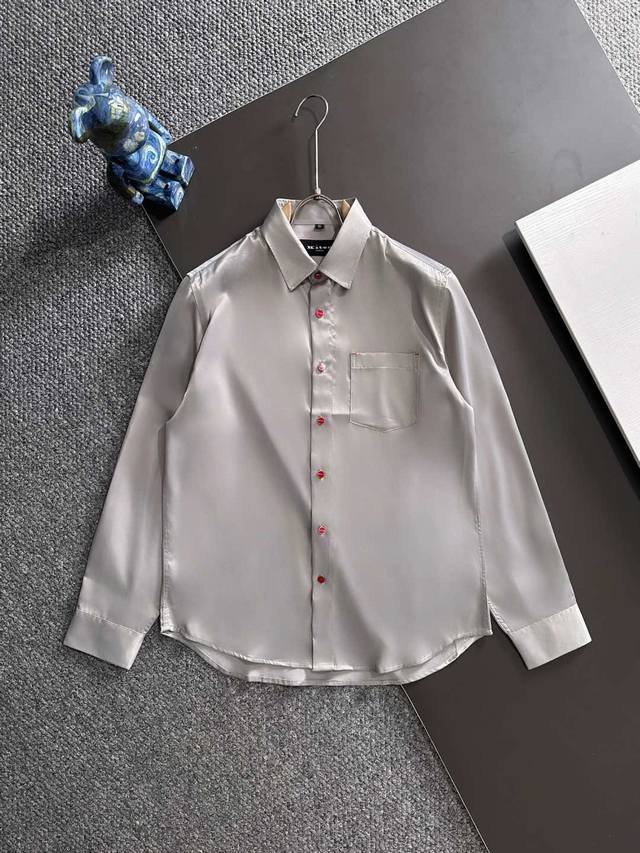 Kiton25年新款.爱上小红扣。解锁绅装新境界：衬衫的自在哲学 在着装的万千选择中，有些单品宛如低调的绅士，看似平凡，实则暗藏乾坤。这款甄选定制面料的休闲长袖