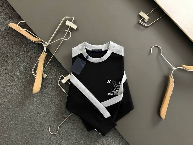 L牌*合身版型M-Xxxl 2025秋冬云柔太空棉黑灰拼接字母刺绣Logo时尚百搭圆领卫衣长袖，精致工艺专柜面料，顶级元素融合打造，经典短袖3标齐全，潮男时尚，