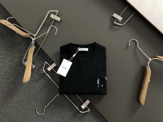 Dir*合身版型S-Xl 25春夏顶级经典花色贴布绣潮牌短袖，精致工艺专柜面料，顶级元素融合打造，3标齐全，潮男时尚，无论是上身舒适度还是都是无可比拟的存在，可