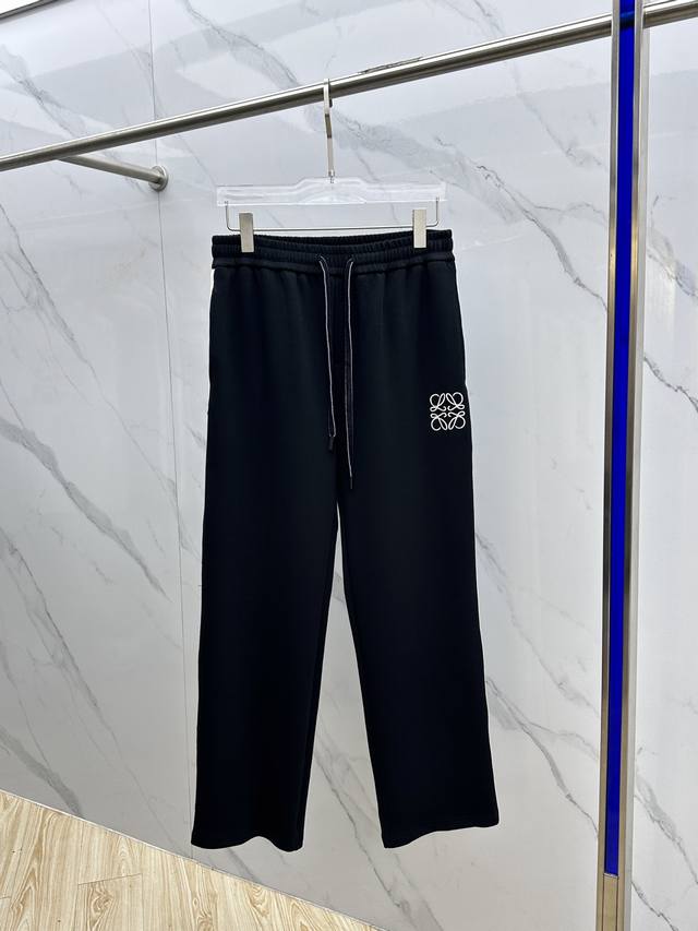 罗意威 Loewe 2025秋冬新款休闲裤 立体刺绣定位Logo 高端版本，定制面料 透气舒适度高，细节无可挑剔，品牌元素设计理念，体现高品质。手感细腻柔软！呈