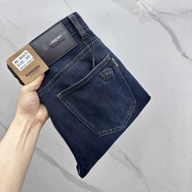 Burberry巴宝莉 高端定制、2025早秋最新款牛仔裤 柜台同步发售 原版定制复刻 客供五金辅料 原单品质 进口固色牛仔面料 重工洗水 做工走线精细 上身绝