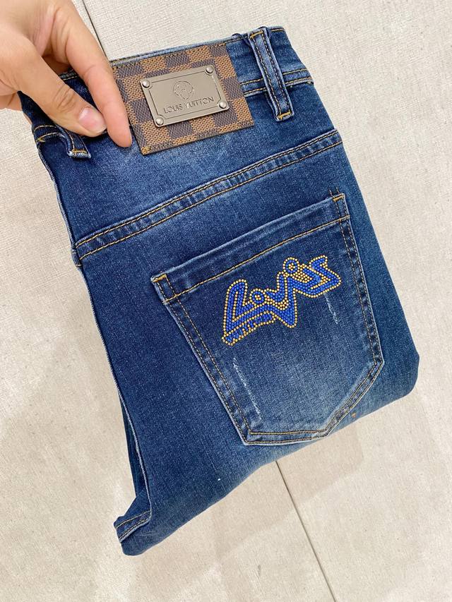 Lv 新品 高端独家发售 25Ss四季款超燃炸街系列之最牛仔裤 独家隆重推出 原版定制高端品质面料 定制五金版型修身剪裁 面料带弹力 微弹上身舒适度超高 必爆单