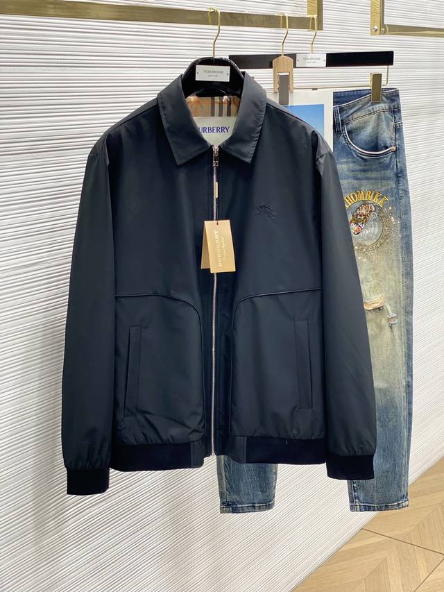 巴宝莉，2025早秋最新品，专柜同步有售，原单狠货，时尚休闲夹克立领外套，进口原版面料，上身舒适透气，顶级紧密刺绣工艺字母图案装饰Logo，原版五金辅料装饰，档