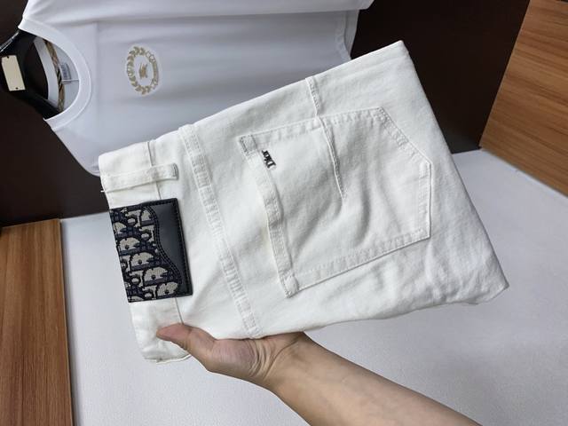 迪奥 25男士牛仔裤原厂原布原洗水！进口原版水洗弹力面料，复杂的手工艺叠加，任何一个洗水环节多停留几秒都会变成完全不一样的颜色效果，所以越加珍贵，特别持久、耐味