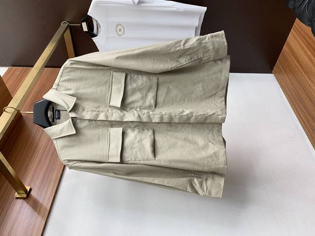 杰尼亚 新款男士衬衫夹克外套，面料采用进口定制100%亚麻，触感极为柔软细腻，细节精湛考究，两侧对称翻盖口袋精美独特设计，做工精细处处彰显大师级工艺，内衬运用绗