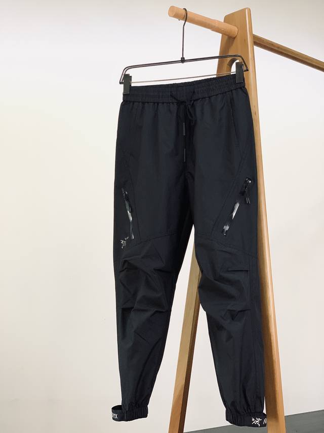 Arcteryx 始祖鸟 2025Fw早秋新品 户外休闲裤经典设计，低调而不失格调 这款休闲裤简约大气又百搭，轻松适配各种上衣与场合。整体版型为束脚裤型，利落修