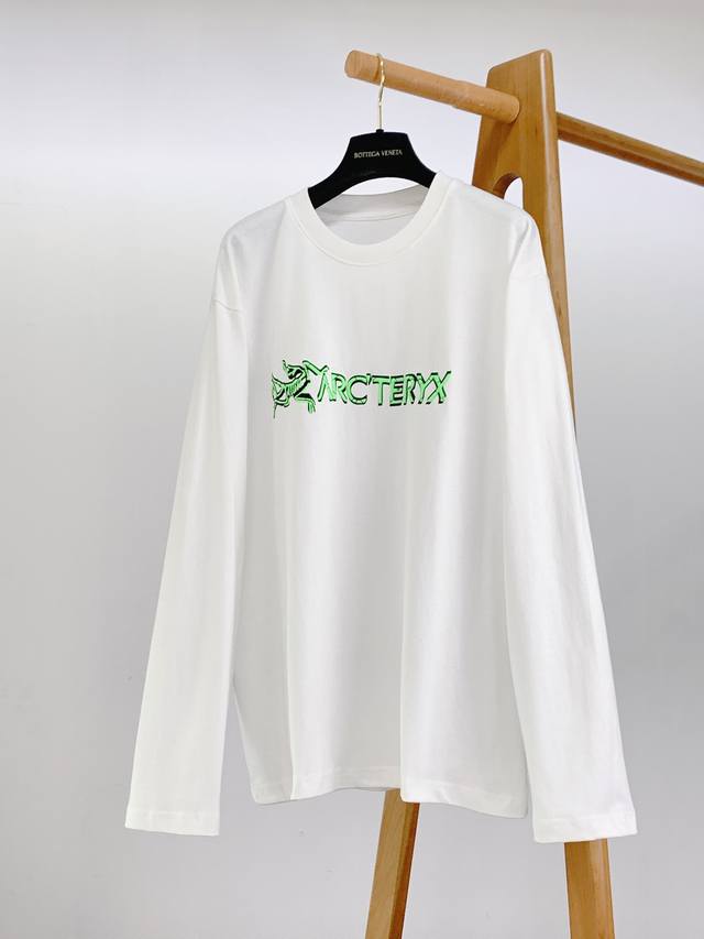 Arcteryx 始祖鸟 质感纯色Logo标识圆领长衫 Captive Arc‘Word Ls M男子棉质长袖T恤 融合天然舒适感和技术性能， 这款长袖T恤四季