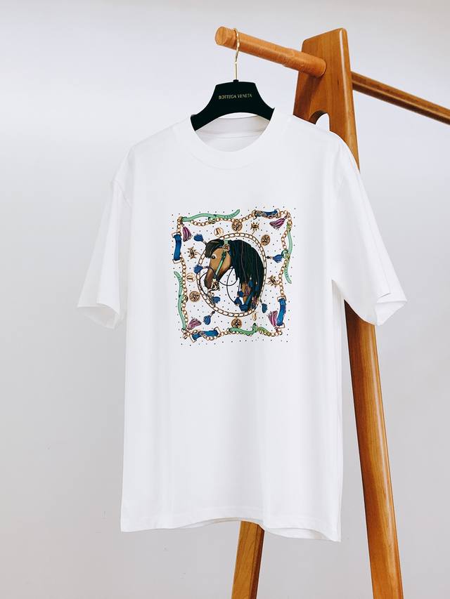 HermèS 爱马仕 2025Ss春夏新品 男士高级休闲短Tee，标志性设计衔元素，亮眼时髦，品质感档次感都足够出色。不需要过多Logo，懂的人自然明白你穿的是