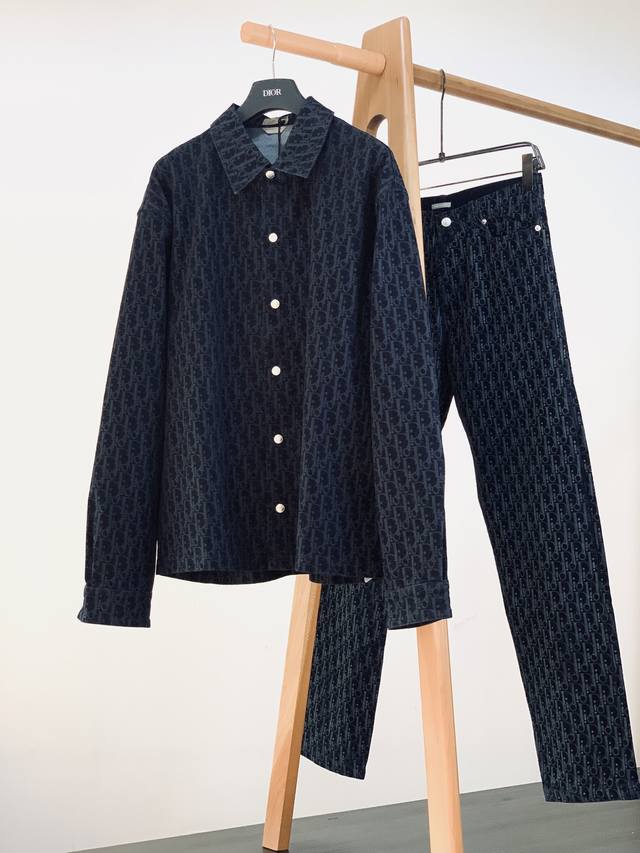Dior Homme 迪奥 桀傲 新款衬衣套装单品上衣 此款底布定织10*10拉架双面双色牛仔布。 植绒工艺采用全国独家最先进的进口全自动植绒机，进口绒料，对板