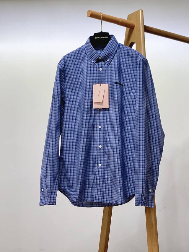 Miumiu 缪缪 走秀款千鸟格衬衫 Zp P12690购入，这款衬衫以活泼的格纹图案为特色，胸前饰以刺绣徽标，增添标志性元素，Zp定织面料，选用意大利精纺棉质