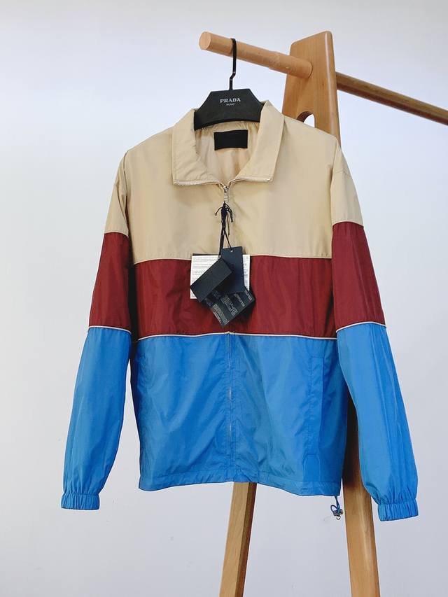 Prada 普拉达 2025Fw早秋新品 三拼色夹克外套｜撞色美学与匠心细节的交融 米、酒红、湛蓝 三种色调大胆碰撞，打破单调。米白的柔和、酒红的浓郁、湛蓝的清