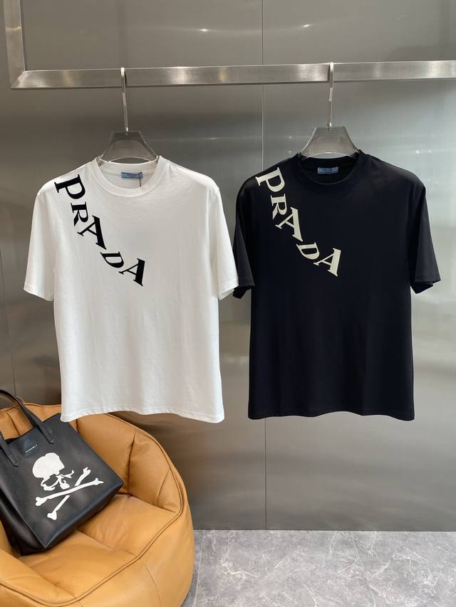 普家 Prada 短袖 Prada T 恤一整个长在高级审美点上 经典黑色打底，斜印的 “Prada” 字母自带气场， 低调奢华结界”M-3Xl 隔天