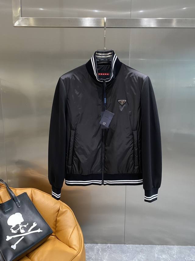 普家 普拉达 25Ss最新品 夹克外套，设计帅气有型！百搭必备单品，时尚潮牌， 轻松营造酷帅氛围感 ，高级感满满，在低调又时髦撞色设计特别吸睛，宽松版型百搭人，