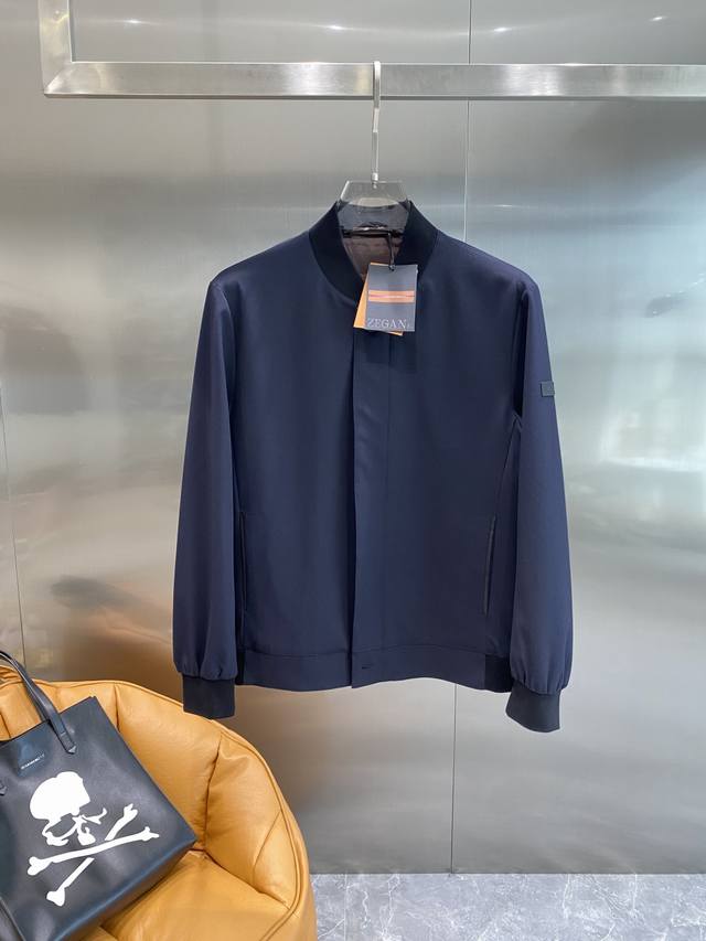 杰尼家 25Ss早秋 新品 风衣夹克外套爆款 秋冬专柜新款休闲时尚夹克外套！超前卫设计风格 细腻舒适 穿着非常轻便不易起皱。多重重工艺 整体的设计颇具视觉感，上