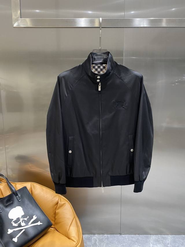 巴家 25Ss早秋 新品 风衣夹克外套爆款 秋冬专柜新款休闲时尚夹克外套！超前卫设计风格 细腻舒适 穿着非常轻便不易起皱。多重重工艺 整体的设计颇具视觉感，上身