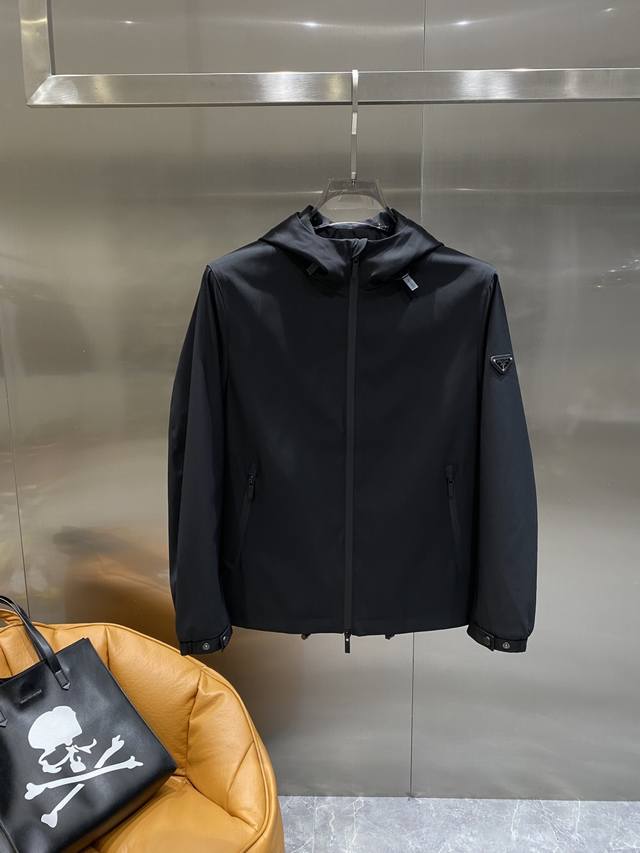 普拉家 25Ss早秋 新品 风衣夹克外套爆款 秋冬专柜新款休闲时尚夹克外套！超前卫设计风格 细腻舒适 穿着非常轻便不易起皱。多重重工艺 整体的设计颇具视觉感，上