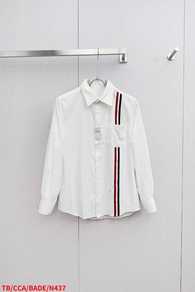 N437 Tbthom Browne .Tb衬衫经典新款侧边前后织带牛津纺长袖衬衣 意大利制造产地小标 面料采用定制牛津纺面料 100%纯棉 红白蓝织带定制工艺