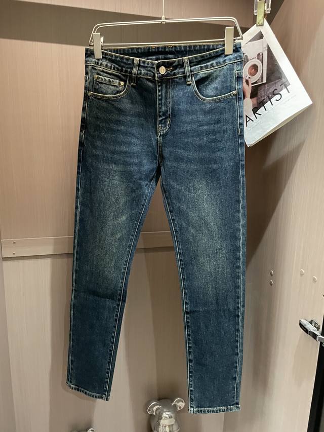 Dg 专柜最新同款牛仔裤 面料版型做工绝绝子 好穿不挑身材在搭配上没有太多的限制 随意简洁的衬托其他单品，来展现自己的风格姿态～ 全套原版五金辅料，顶级打造 可