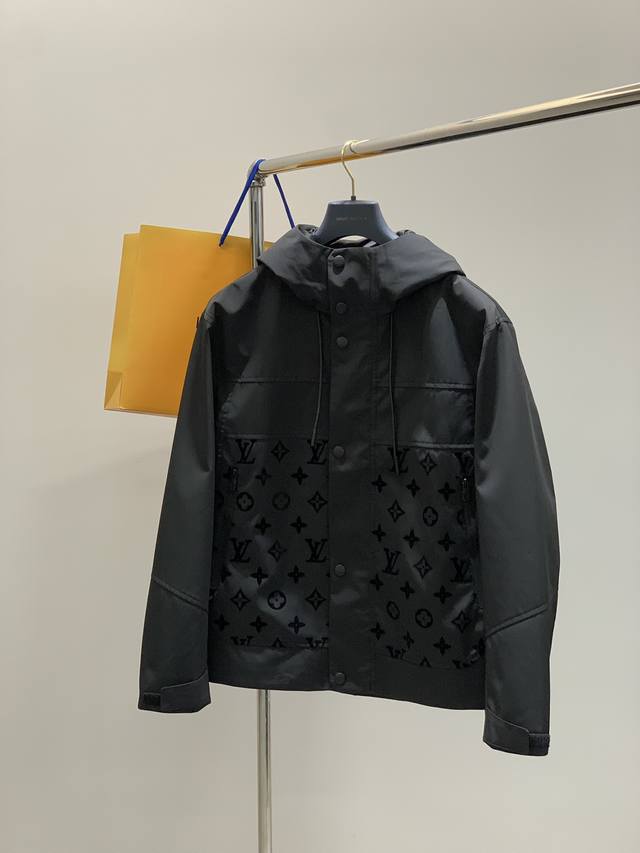 Louisvuitton 路易威登，2025秋季最新款，专柜同步有售，原单狠货，时尚休闲连帽外套，上身很有特点！吸睛而有亮点，进口原版面料，顶级印花工艺字母图案