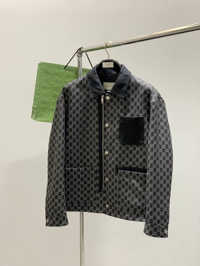 Gucci 古驰，2025秋季最新款，专柜同步有售，原单狠货，时尚休闲夹克翻领外套，上身很有特点！吸睛而有亮点，进口原版面料，顶级提花工艺字母图案装饰Logo，