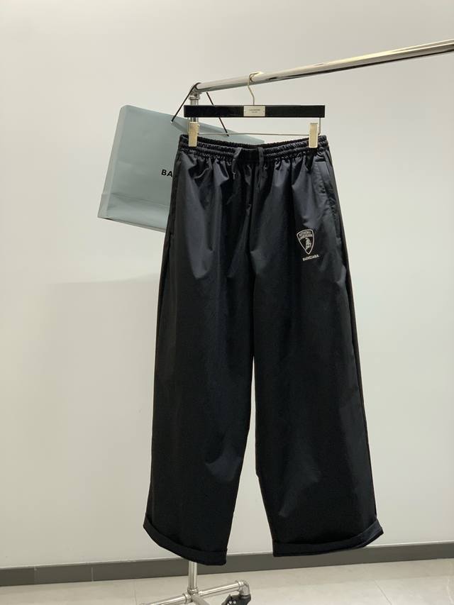 Balenciaga 巴黎世家，2025秋季最新品，专柜同步有售，原单狠货，时尚休闲裤，进口原版水洗弹力面料，舒适有弹性，顶级刺绣工艺字母图案Logo，原版五金