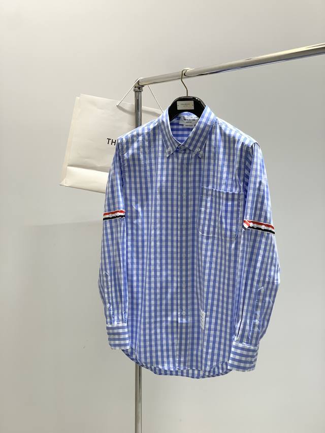 Thom Browne 汤姆 布朗 ，2025秋季最新品，时尚休闲长袖衬衫，专柜同步有售，原单狠货，采用进口原版面料，舒适度极佳，顶级印花工艺字母图案Logo，