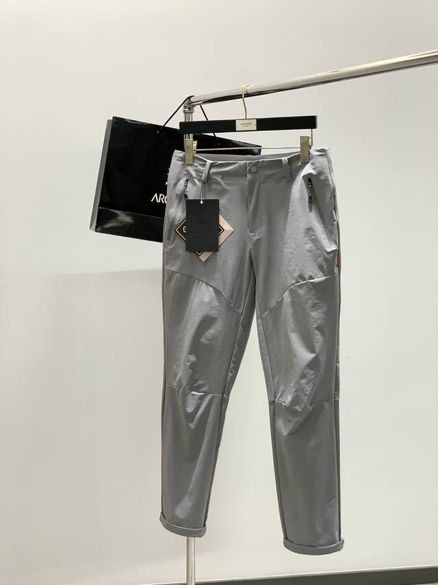 Arcteryx 始祖鸟，2025夏秋新品，时尚休闲裤，专柜同步有售，原单狠货，采用进口原版面料，顶级印花工艺字母图案Logo，档次极高，从容百搭，上身帅气有型