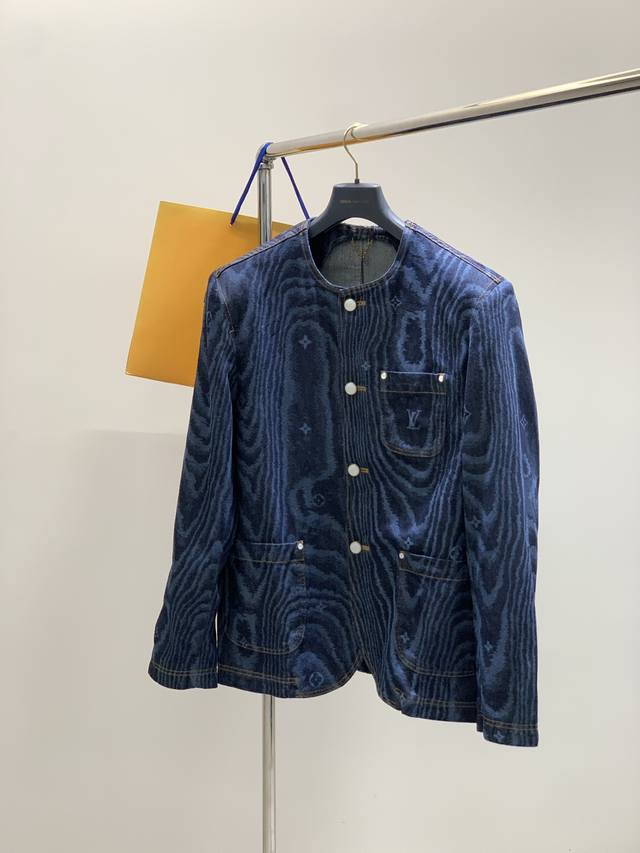 Louisvuitton 路易威登，2025秋季最新款，专柜同步有售，原单狠货，时尚休闲牛仔外套，上身很有特点！吸睛而有亮点，进口原版面料，顶级印花工艺字母图案