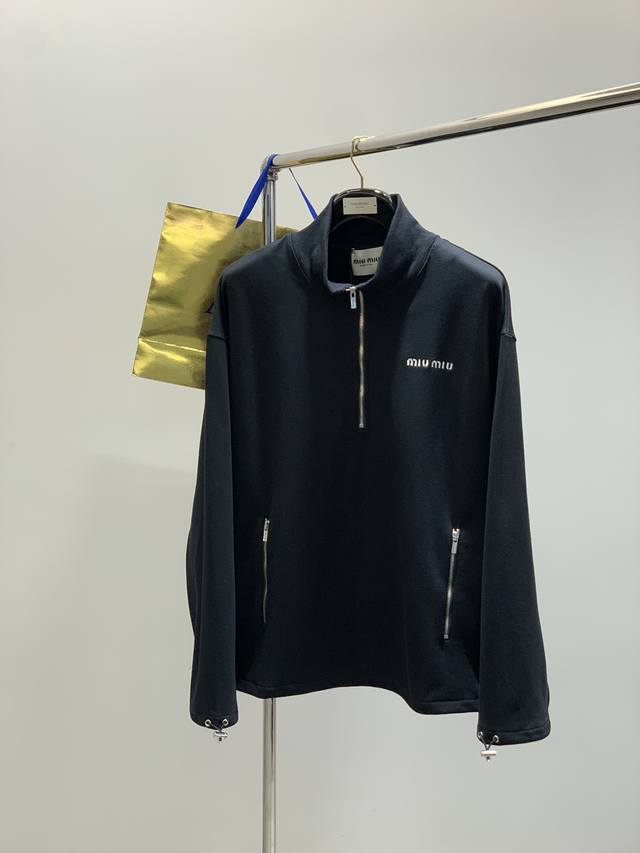 Miu Miu 2025秋季最新品，专柜同步有售，原单狠货，时尚休闲立领卫衣，进口原版面料，上身舒适透气，顶级刺绣工艺字母图案装饰Logo，原版五金辅料装饰，档