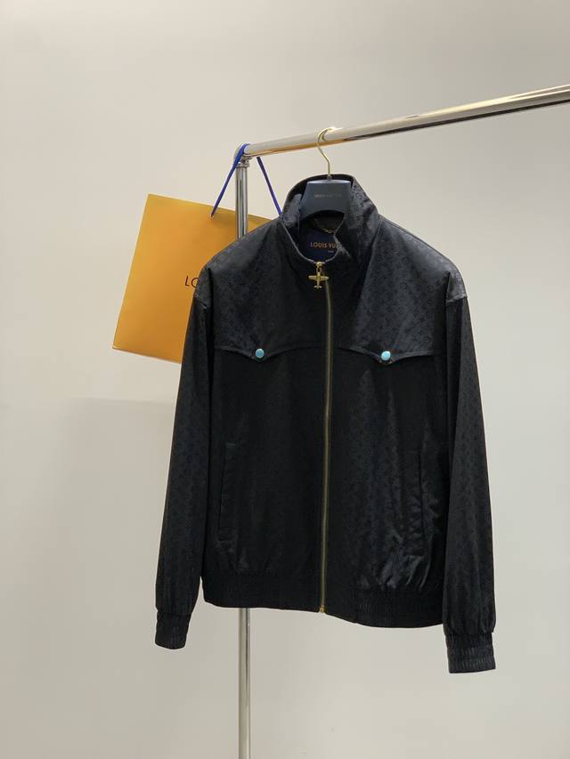 Louisvuitton 路易威登，2025秋季最新款，专柜同步有售，原单狠货，时尚休闲连帽外套，上身很有特点！吸睛而有亮点，进口原版面料，顶级提花工艺字母图案