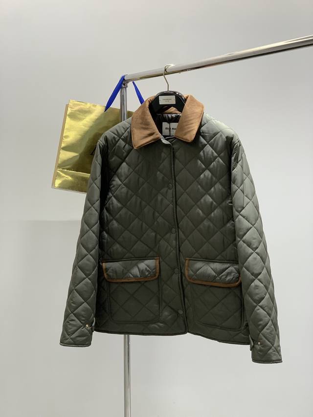 Miu Miu 2025冬季最新品，专柜同步有售，原单狠货，时尚休闲棉翻领外套，进口原版面料，上身舒适透气，顶级刺绣工艺字母图案装饰Logo，原版五金辅料装饰，
