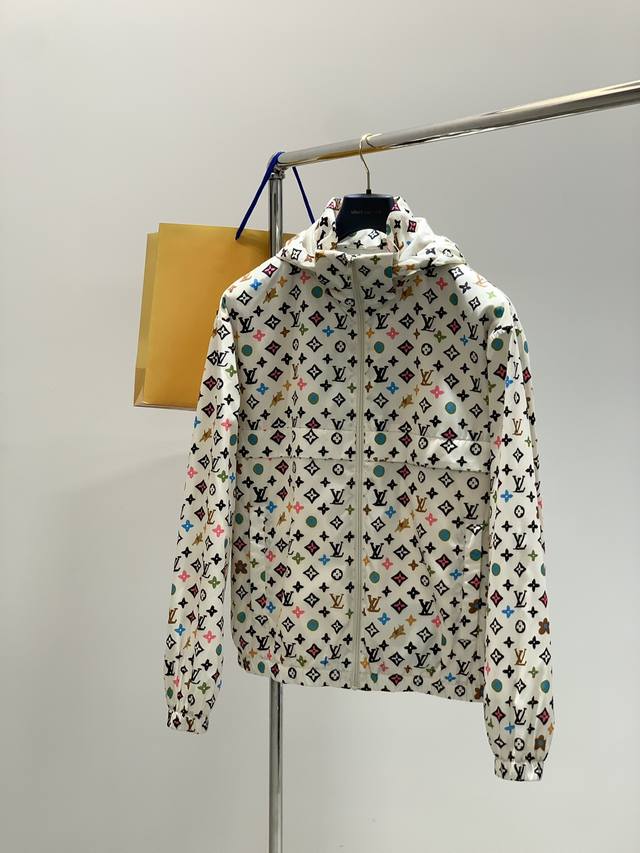 Louisvuitton 路易威登，2025秋季最新款，专柜同步有售，原单狠货，时尚休闲连帽外套，上身很有特点！吸睛而有亮点，进口原版面料，顶级印花刺绣工艺字母