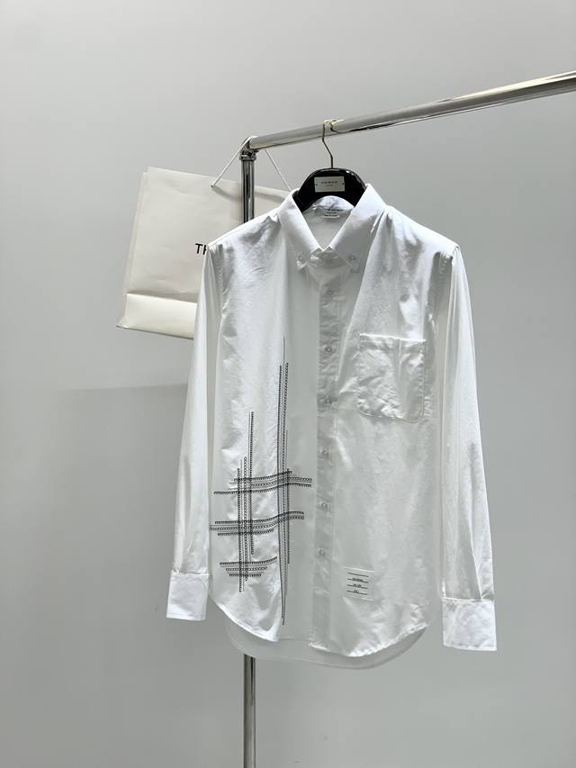 Thom Browne 汤姆 布朗 ，2025秋季最新品，时尚休闲长袖衬衫，专柜同步有售，原单狠货，采用进口原版面料，舒适度极佳，顶级刺绣工艺字母图案Logo，