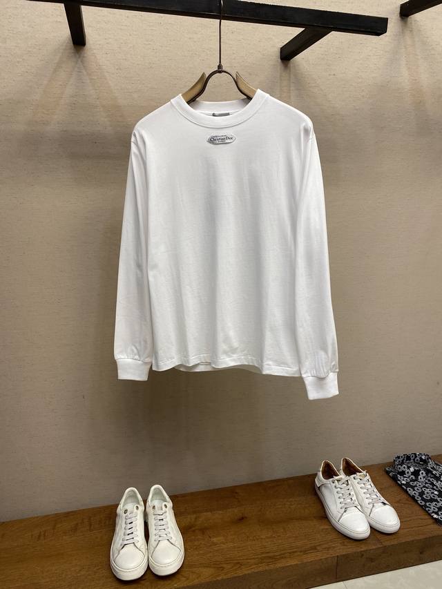 Dior，小标签圆领长袖 发售色系：黑色、白色 原,900购买；棉质平纹针织面料、胸前饰以小标签、罗纹圆领和袖口、常规版型设计、全套辅料配备 # 棉质平纹针织面