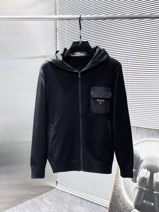 普拉达 Prada 2025Ss秋冬新款 羊毛混纺 开衫 连帽 长袖 毛衣 羊毛衫 打底衫，高端版本！专柜定制面料 透气舒适度高，细节无可挑剔，品牌元素设计理念