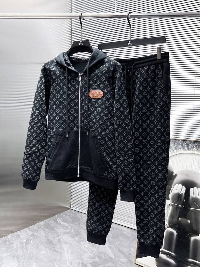 路易威登 Lv 2025Ss秋冬新款 开衫 卫衣 休闲裤 长裤 套装，高端版本！专柜定制面料 透气舒适度高，细节无可挑剔，品牌元素设计理念，体现高品质。手感细腻