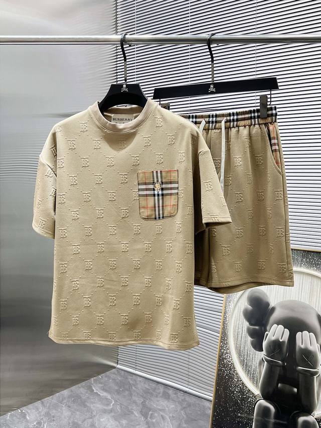 巴宝莉 Burberry 2025Ss春夏新款 休闲 短袖 短裤裤 套装，高端版本！专柜定制面料 透气舒适度高，细节无可挑剔，品牌元素设计理念，体现高品质。手感