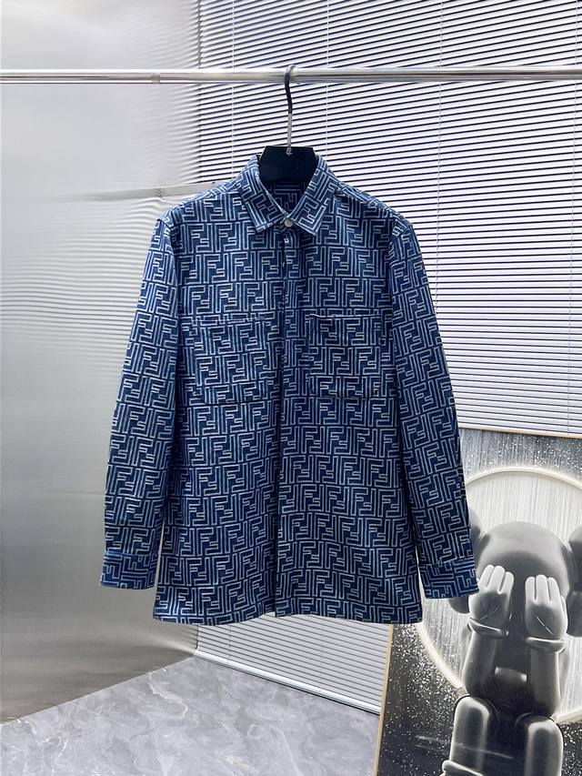 芬迪 Fendi 2025Ss新款男士长袖 牛仔 衬衫 衬衣，高端版本！专柜定制面料 透气舒适度高，细节无可挑剔，品牌元素设计理念，体现高品质。手感细腻柔软！呈