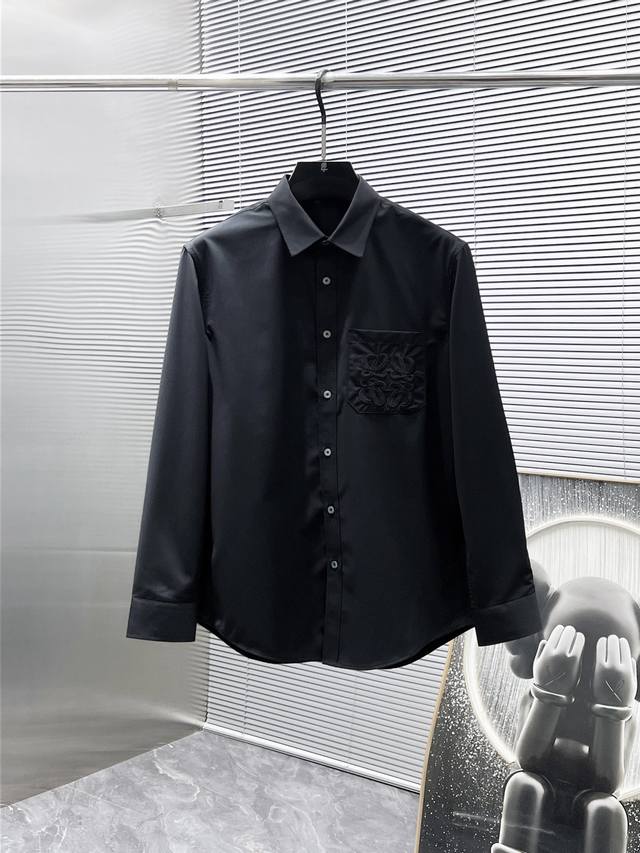 罗意威 Loewe 2025Ss新款男士长袖 衬衫 衬衣，高端版本！专柜定制面料 透气舒适度高，细节无可挑剔，品牌元素设计理念，体现高品质。手感细腻柔软！呈现休