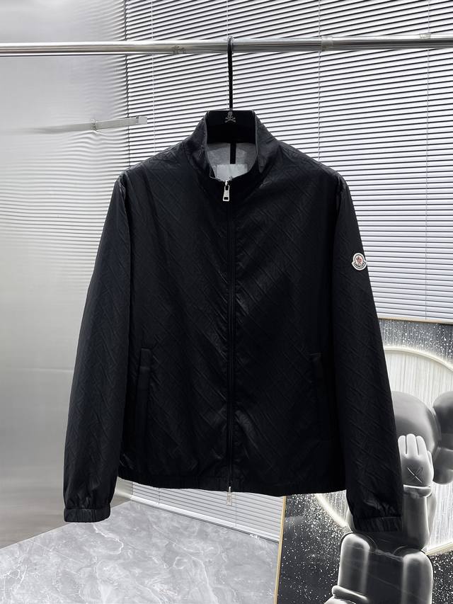 蒙口 Moncler 2025新款 立领 夹克 外套，高端版本！专柜定制面料 透气舒适度高，细节无可挑剔，品牌元素设计理念，体现高品质。手感细腻柔软！呈现休闲裁