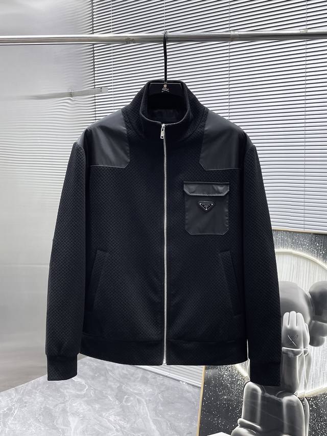 普拉达 Prada 2025新款 立领 夹克 外套，高端版本！专柜定制面料 透气舒适度高，细节无可挑剔，品牌元素设计理念，体现高品质。手感细腻柔软！呈现休闲裁剪