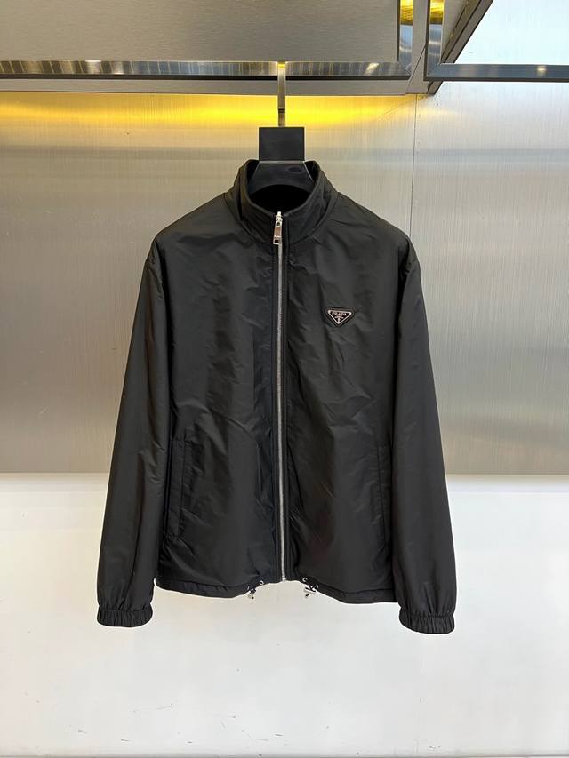 Prada普拉、 高品质 2025秋冬双面穿棉服，一衣双境， Prada 2025秋冬双面穿棉服，以颠覆性设计重塑冬日法则。一面哑光黑诠释都市冷峻，一面暗纹格展