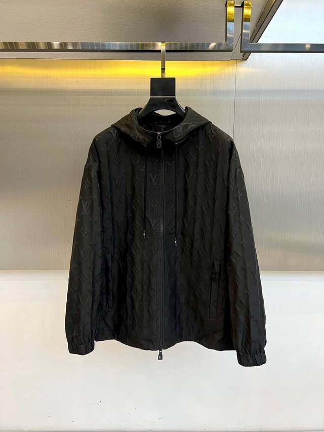 Lv威登、2025S早秋新品连帽外套夹克，以经典老花重塑机能美学 当Monogram暗纹与未来机能相遇 这款路易威登黑色连帽茄克以标志性老花图案织就奢华密码，1