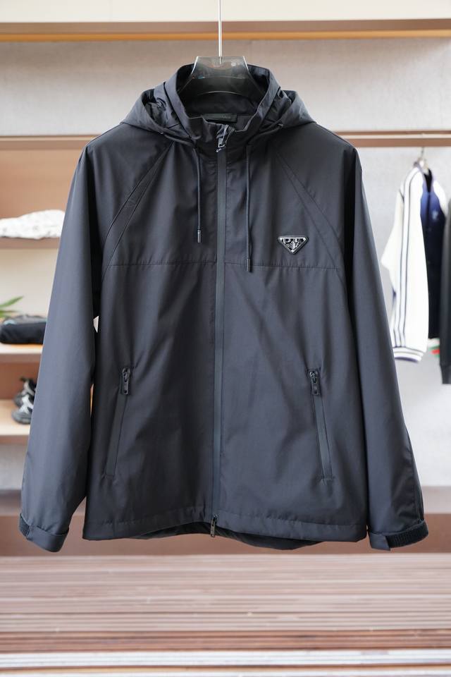 Prada-普拉达-25春夏新款Pr*Da金属三角标识小连帽夹克防晒衣，男士工装双口袋轻质弹力聚酯纤维外套。上海恒隆柜台订单，官网同步发售。简洁的金属按扣开合，