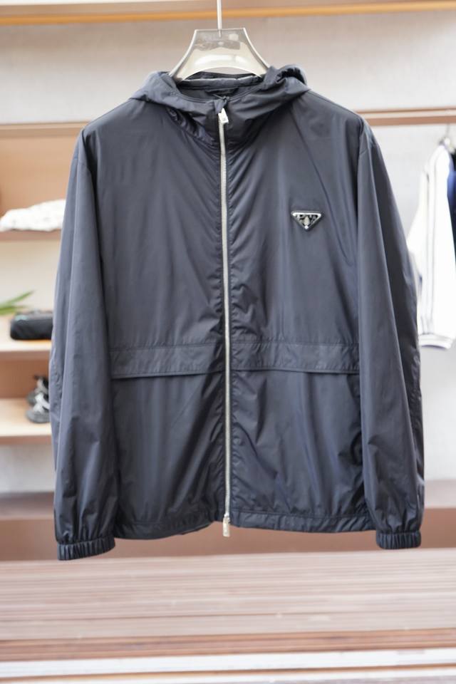 Prada-普拉达-25春夏新款Pr*Da金属三角标识小立领轻薄夹克防晒衣，男士工装双口袋轻质尼龙外套。上海恒隆柜台订单，官网同步发售。简洁的金属按扣开合，小立